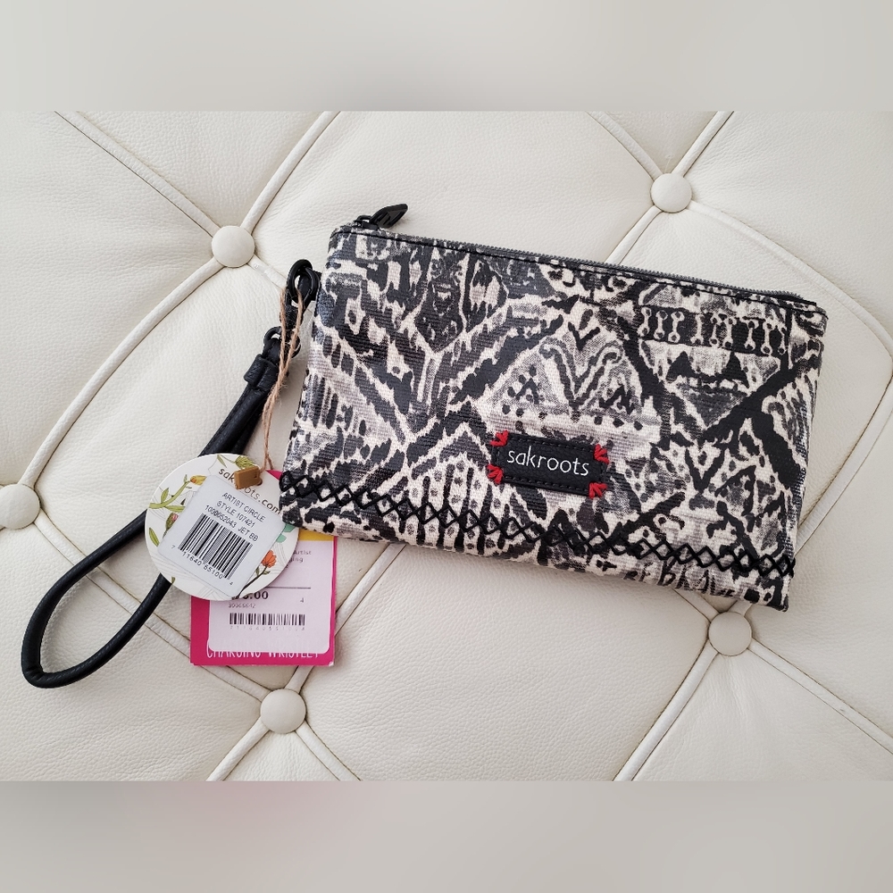 SAKROOTS Charging Wristlet